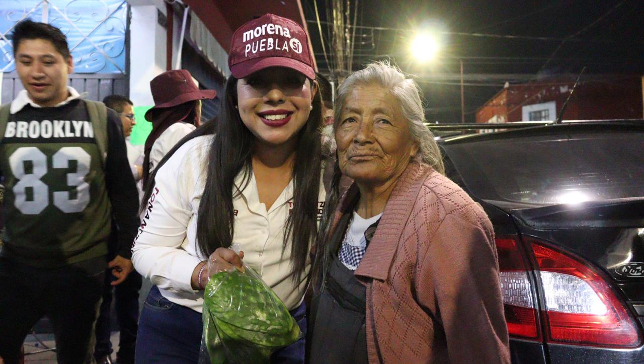 Tonantzin Fernández encabeza caminata por el centro de San Pedro Cholula