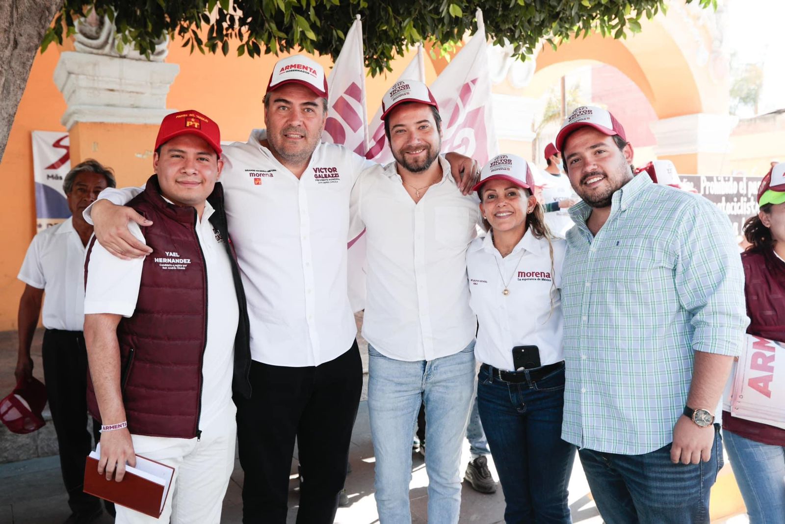 Encuentro entre Víctor Galeazzi y Olga Romero Garci-Crespo con residentes de San Bernardino Tlaxcalancingo