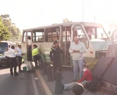 Conductor de micro se queda sin frenos y se impacta contra un monumento