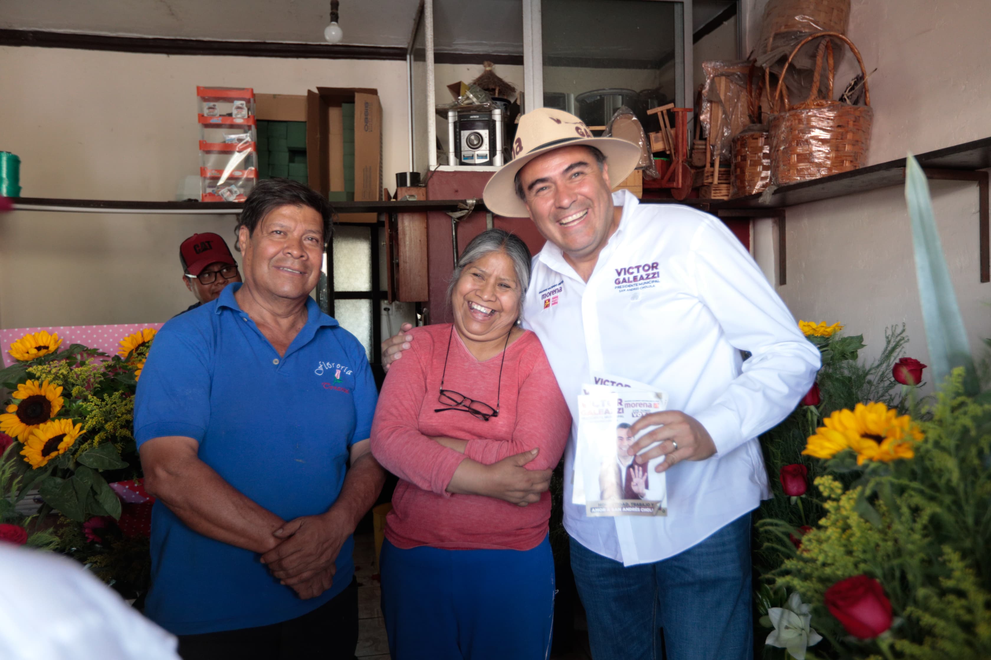 Víctor Galeazzi presenta propuestas de seguridad durante recorrido por Tonantzintla