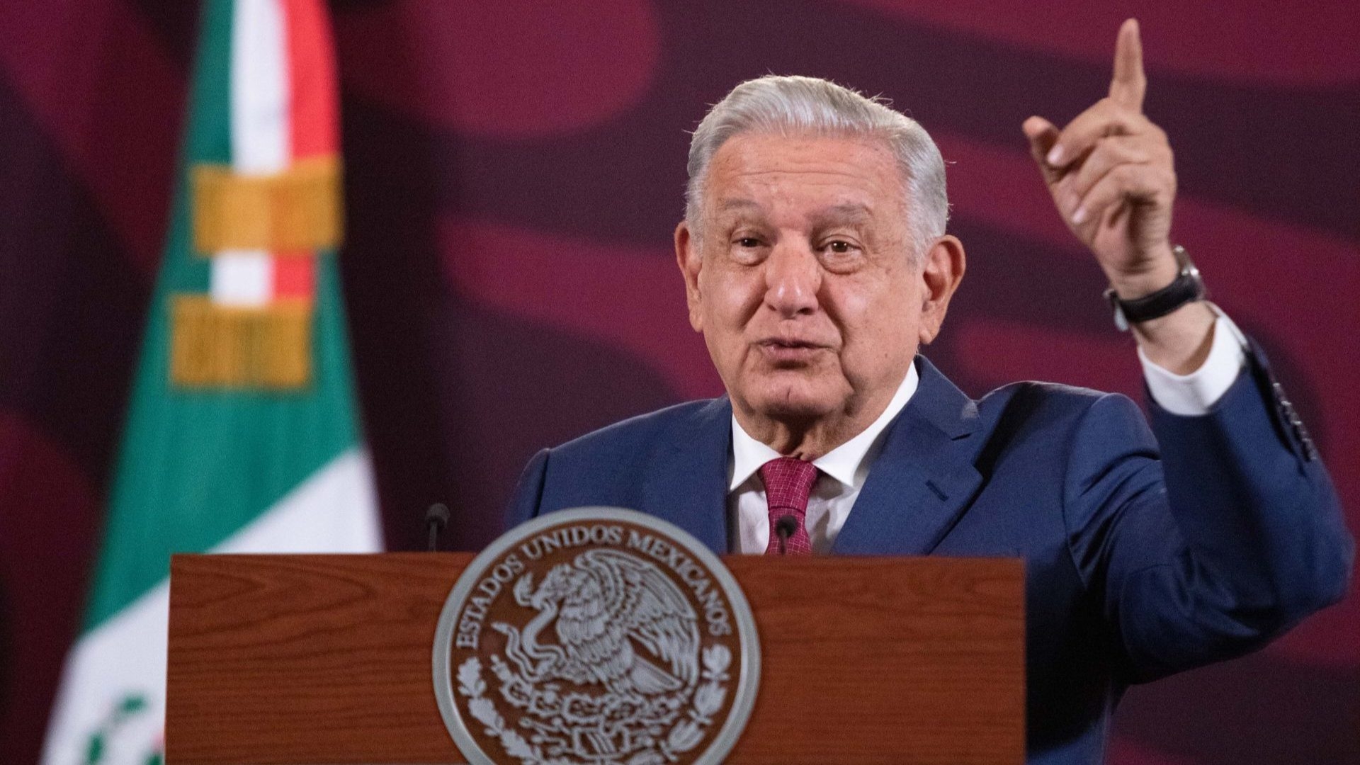 INE ordena bajar o modificar 5 mañaneras de AMLO