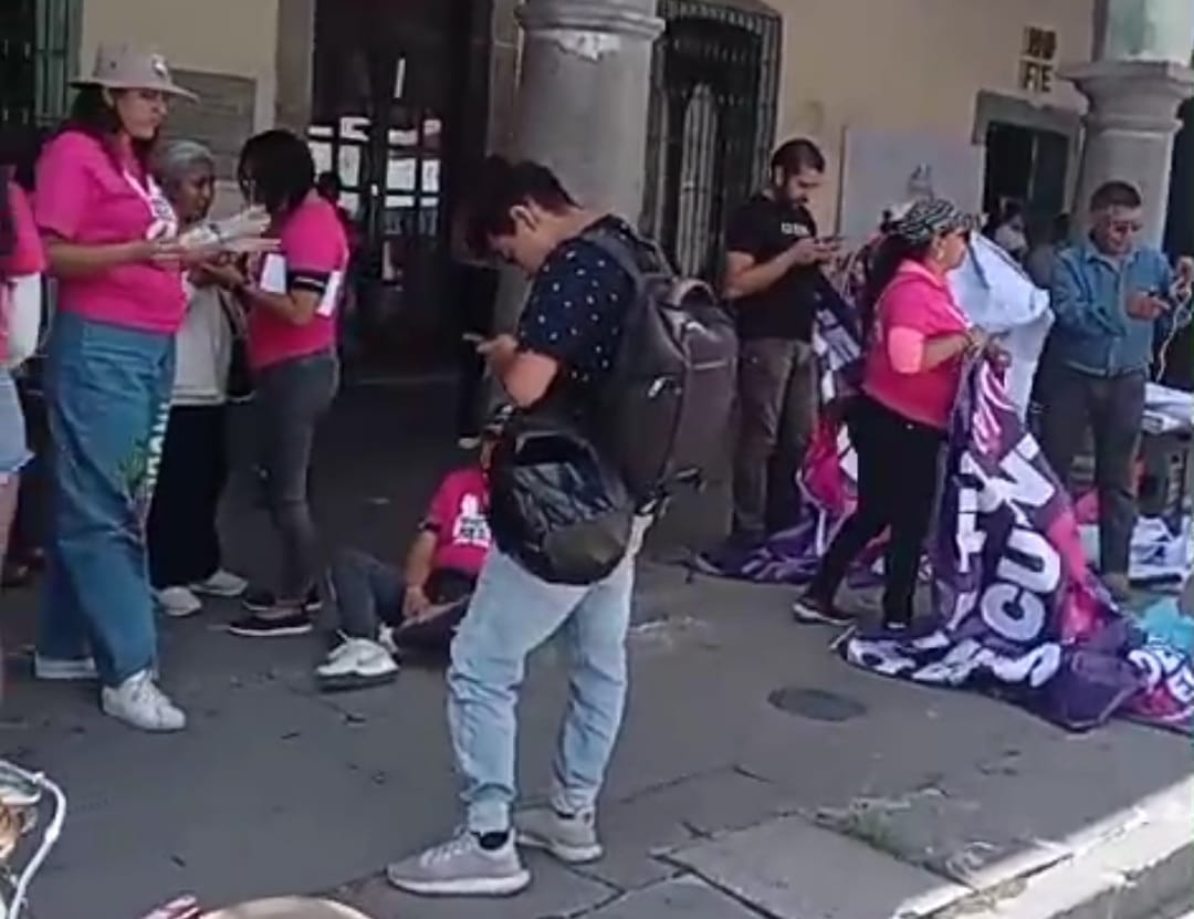  Simpatizantes de Roxana Luna refuerzan su lucha con caravanas y plantones en San Pedro Cholula