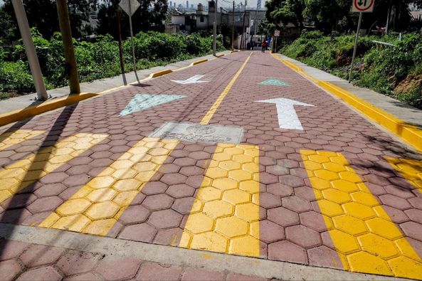 Entrega Edmundo Tlatehui adoquinamiento en la calle De las Rosas En Tonantzintla