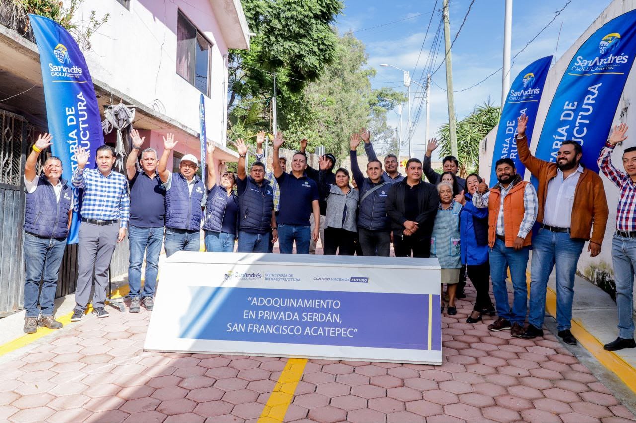 Entrega Mundo Tlatehui adoquinamientos en Santa María Tonantzintla y San Francisco Acatepec   