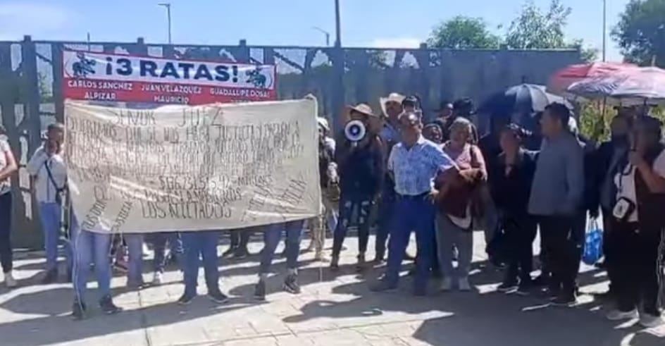Tras detención de Carlos “N”, ejidatarios se manifiestan en Casa de Justicia San Andrés Cholula