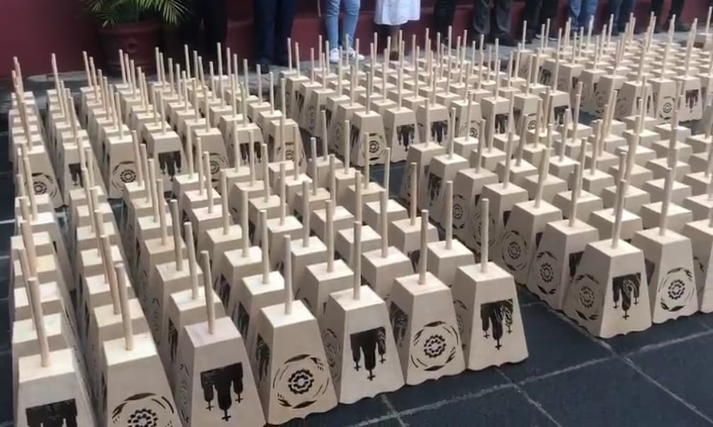 Entrega Paola Angon 500 faroles a los mayordomos de los barrios en la ciudad sagrada