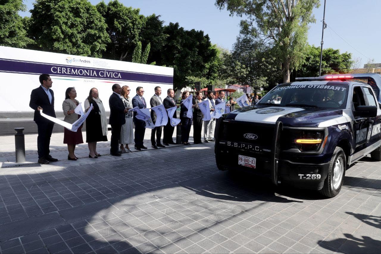 Entrega Edmundo Tlatehui nuevas patrullas para seguridad en San Andrés Cholula