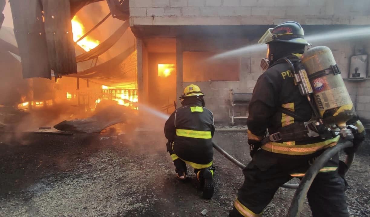 Bomberos de San Andrés Cholula ayudan a mitigar Incendio en bodega de Ocoyucan