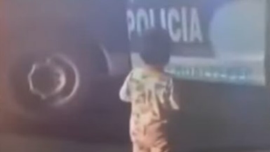 niño deambulando solo en carretera de Puebla