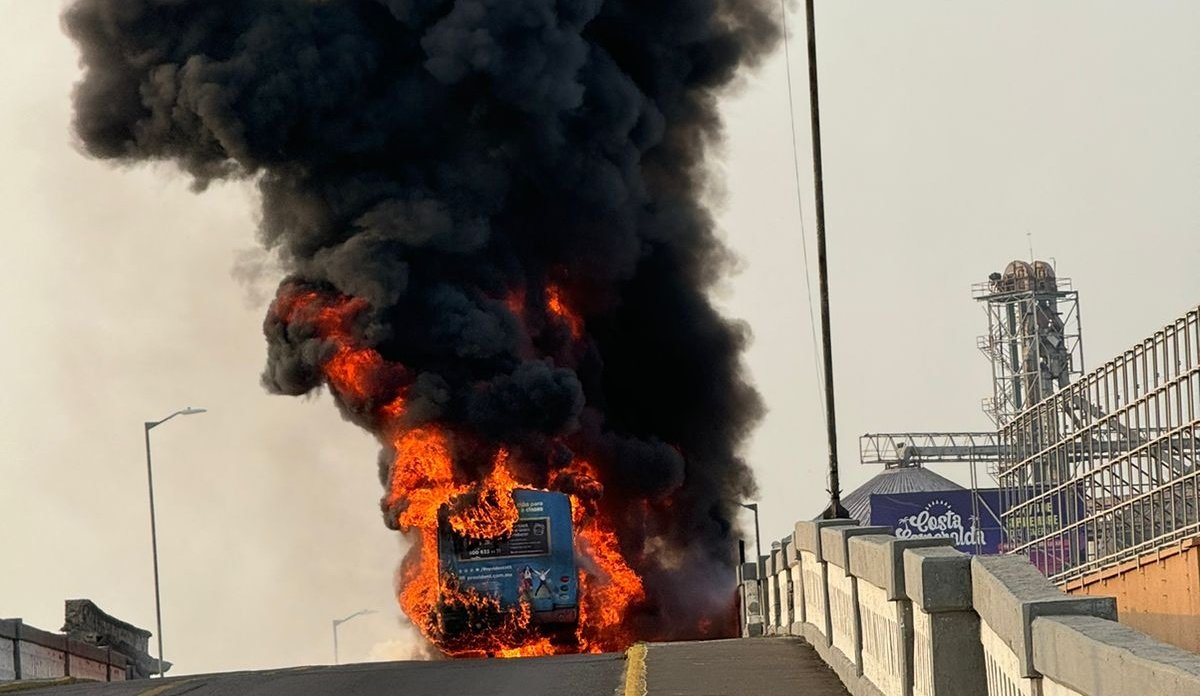 Se incendia autobús de pasajeros en Veracruz 