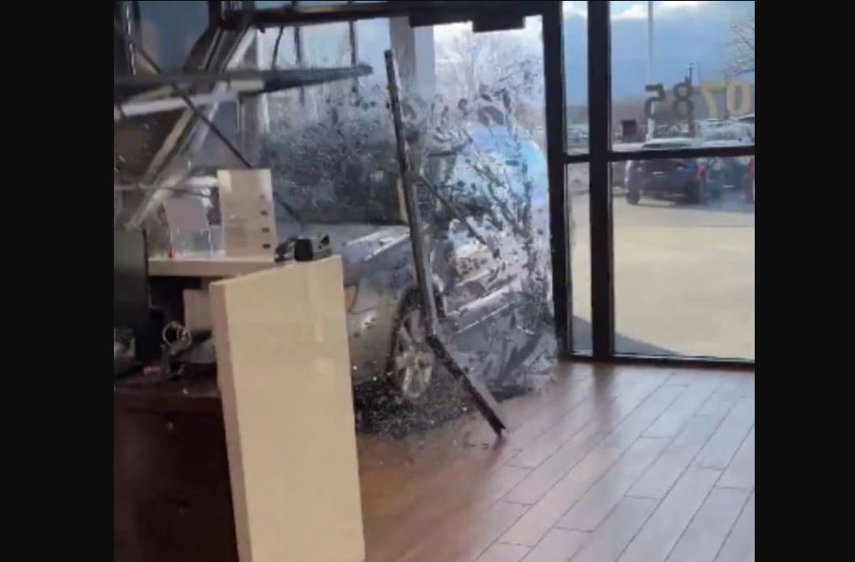 Hombre choca su auto contra agencia en Utah tras exigir reembolso