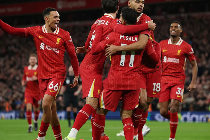 Manchester United y Adidas enfrentan controversia por apoyo a la comunidad LGTB