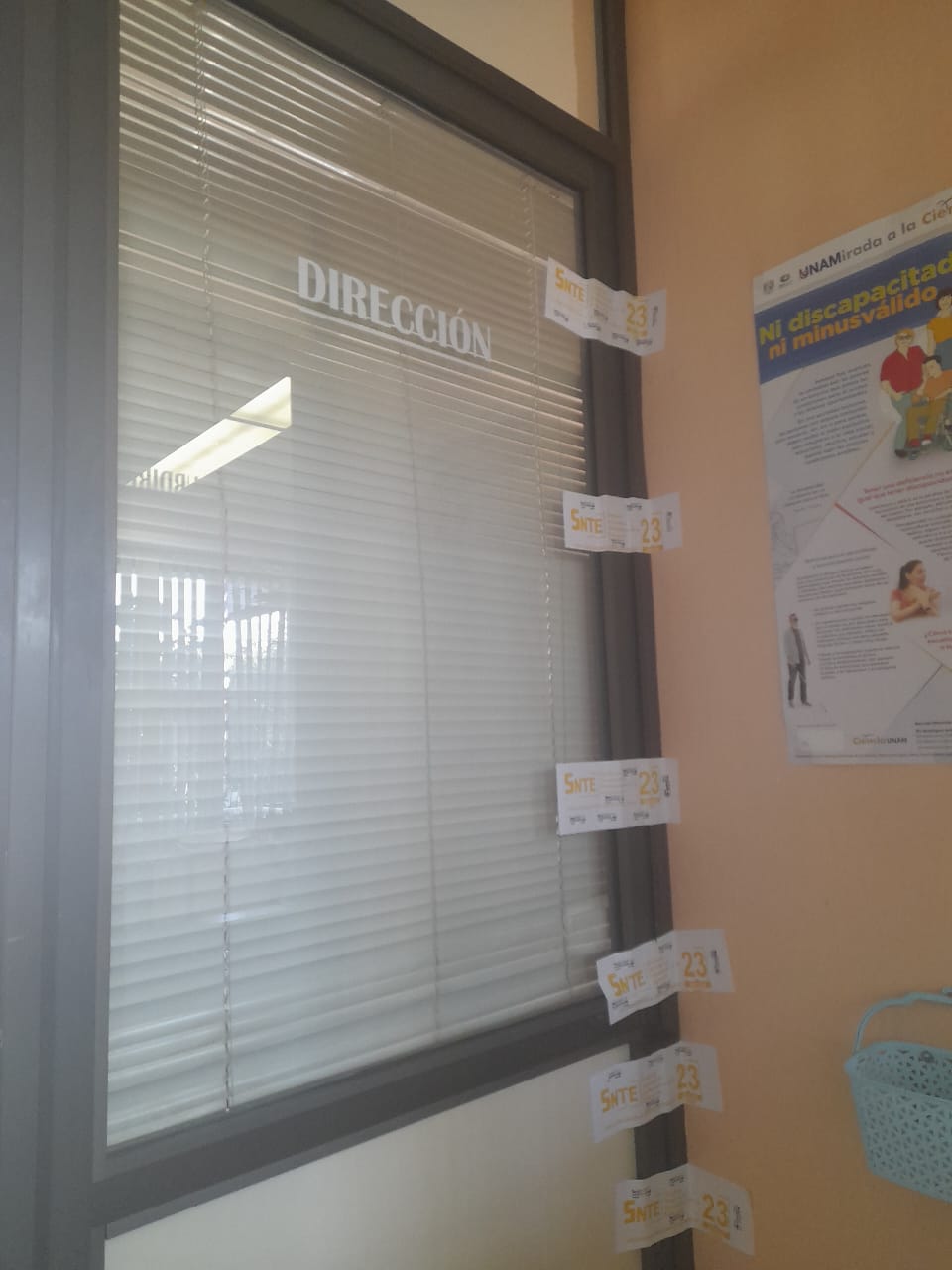 Padres de familia, maestros y administrativos se manifiestan en el CETis 67 de San Pedro Cholula