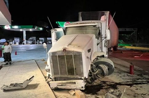 Tráiler impacta gasolinera en Chilpancingo: daños materiales, sin heridos