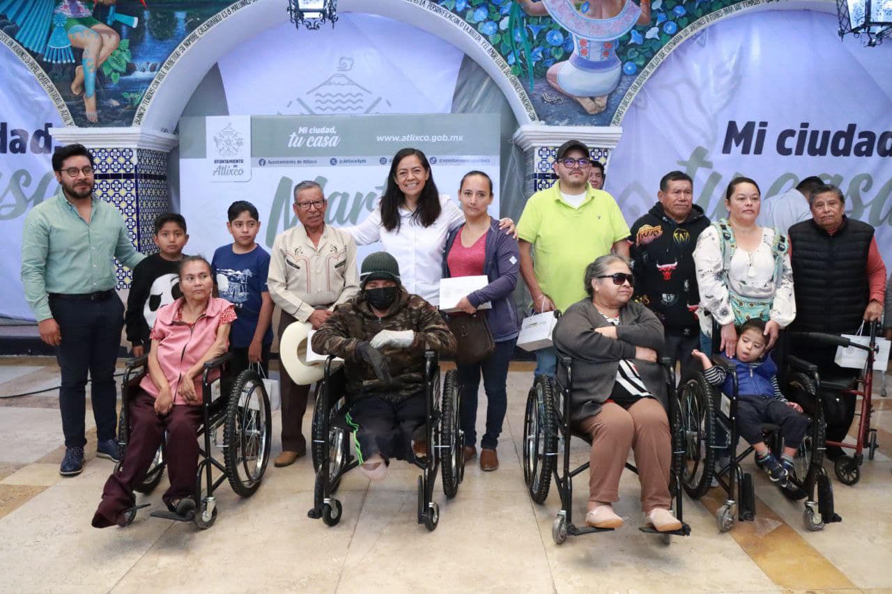Ariadna Ayala entrega apoyos a personas con discapacidad en Atlixco 