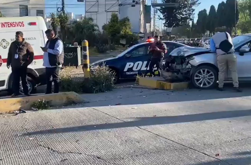Choque entre RUTA y auto en Puebla: caos vial y daños materiales