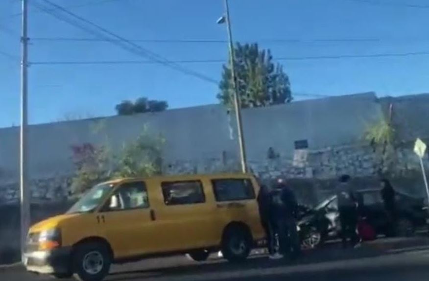 Choque en Puebla entre auto y transporte escolar deja 9 niños lesionados