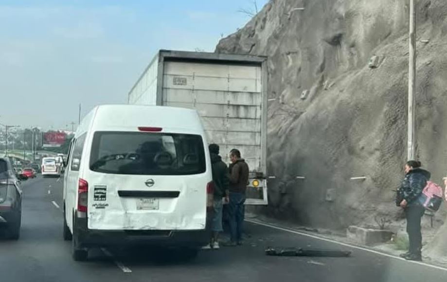 Accidente en la autopista México-Pachuca causa tráfico y persona prensada
