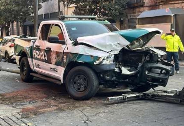 Patrulla de la CDMX se pasa el alto y choca contra camioneta en el centro