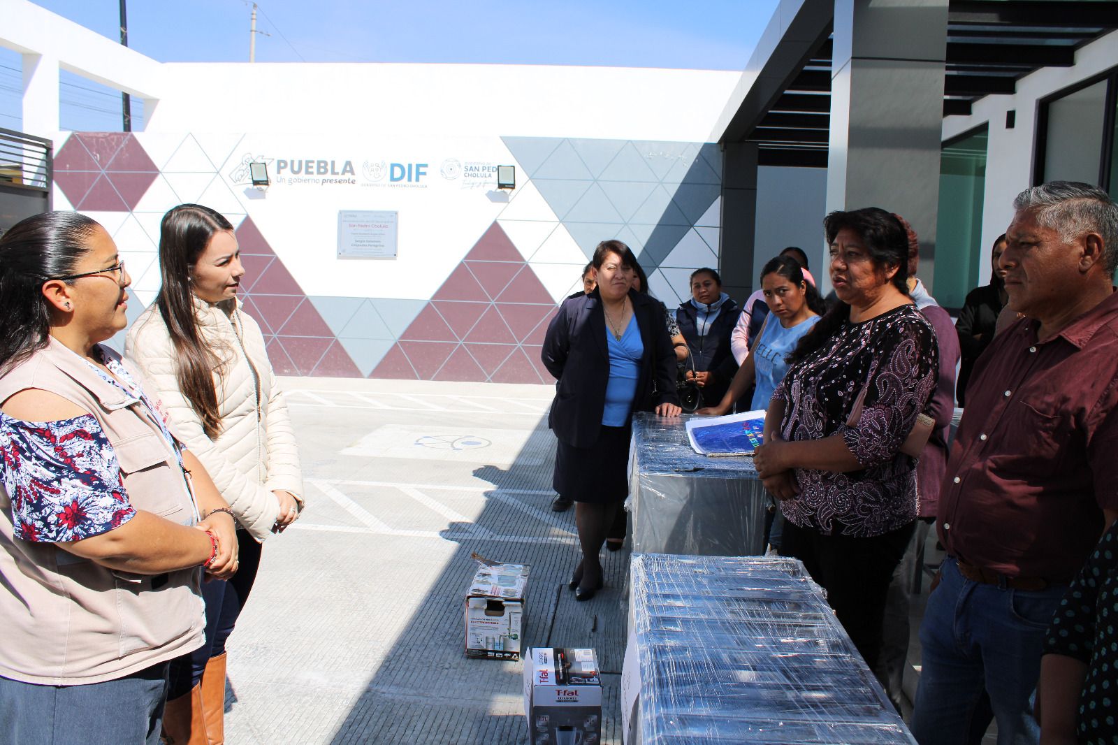 Entrega María de la Barreda, presidenta del DIF Cholula, reequipamiento a 9 desayunadores escolares
