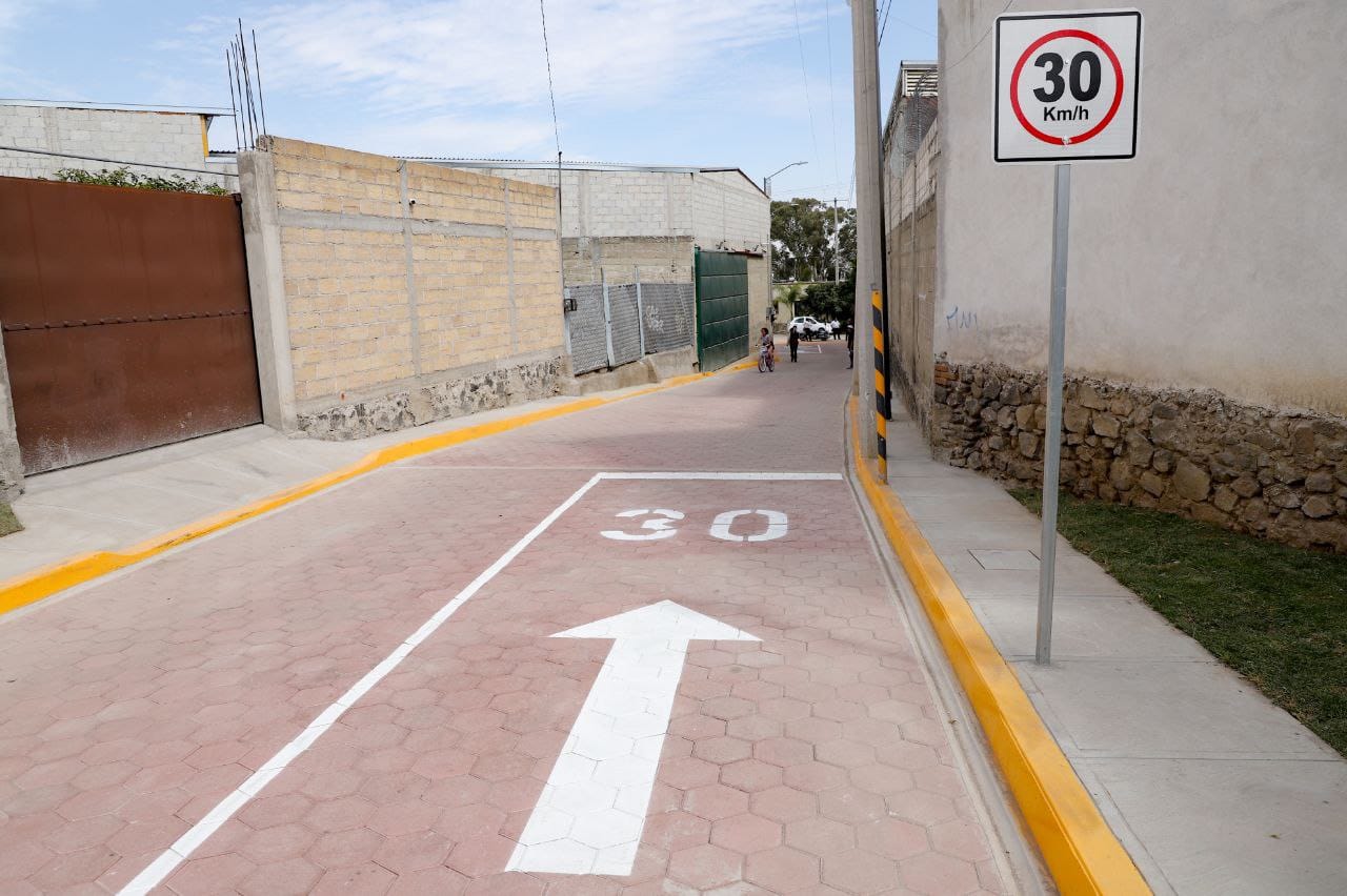 Entregan adoquinamiento en calle Izúcar de Matamoros para mejorar movilidad en San Francisco Acatepec