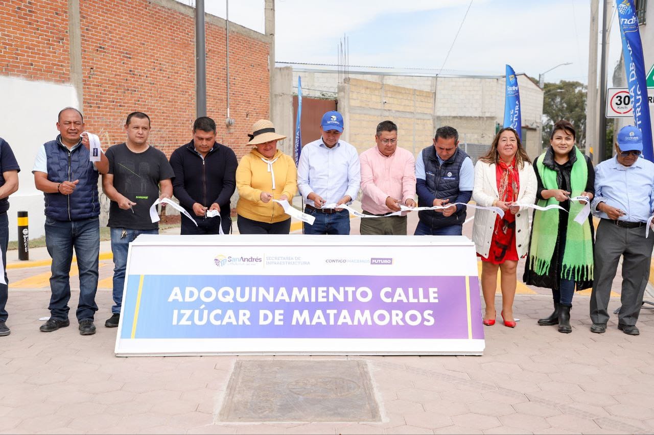 Entrega Mundo Tlatehui adoquinamiento de calle Izúcar de Matamoros en San Francisco Acatepec