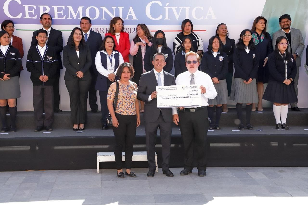 Mundo Tlatehui entrega apoyos económicos a instituciones educativas