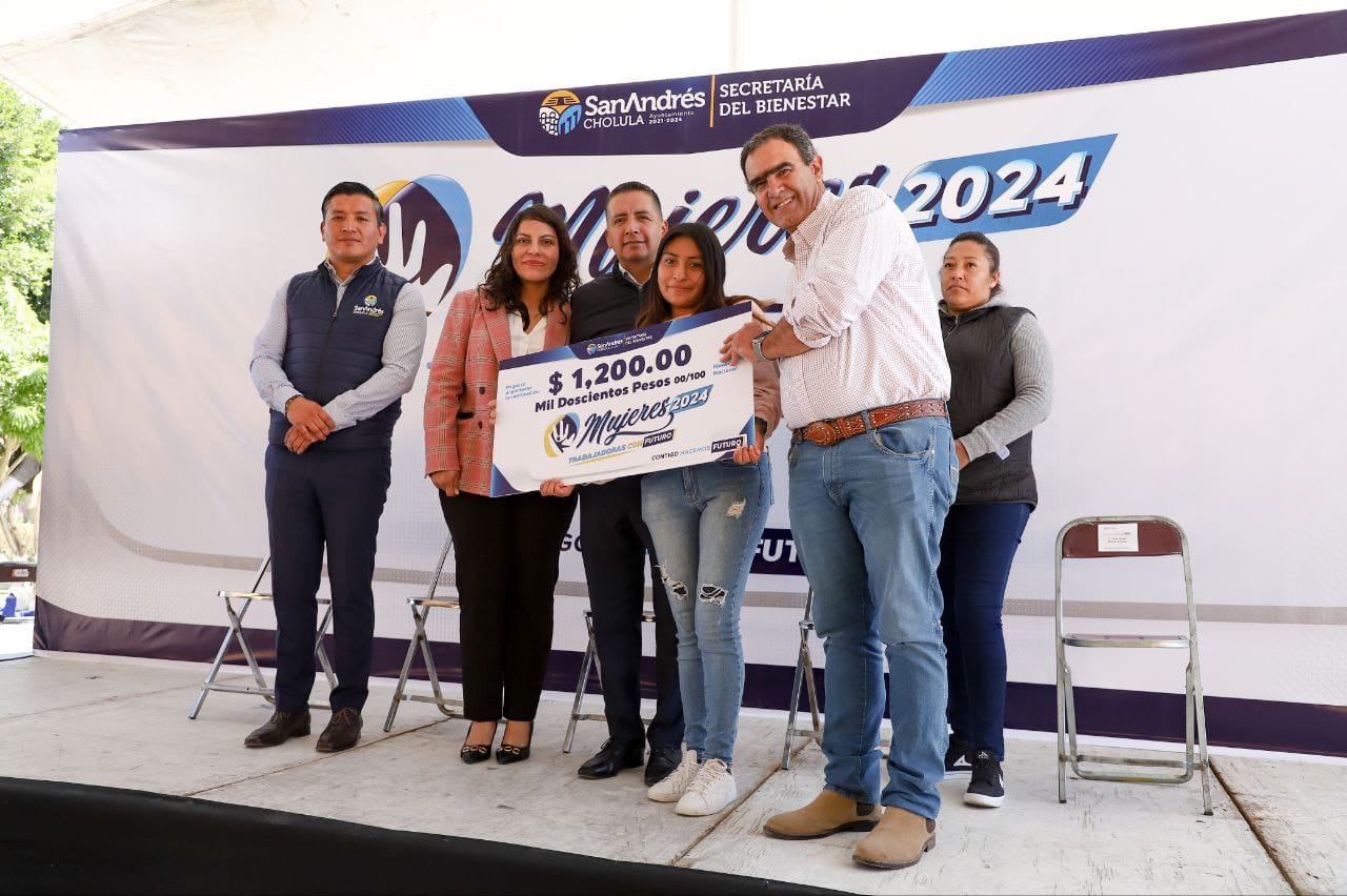 Entrega Mundo Tlatehui mil apoyos del programa "Mujeres Trabajadoras con Futuro"