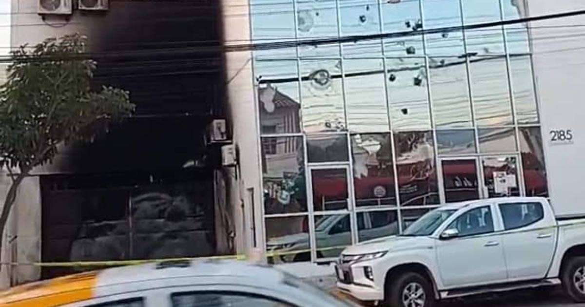 Tiran bomba molotov a Instituto Electoral en Chiapas