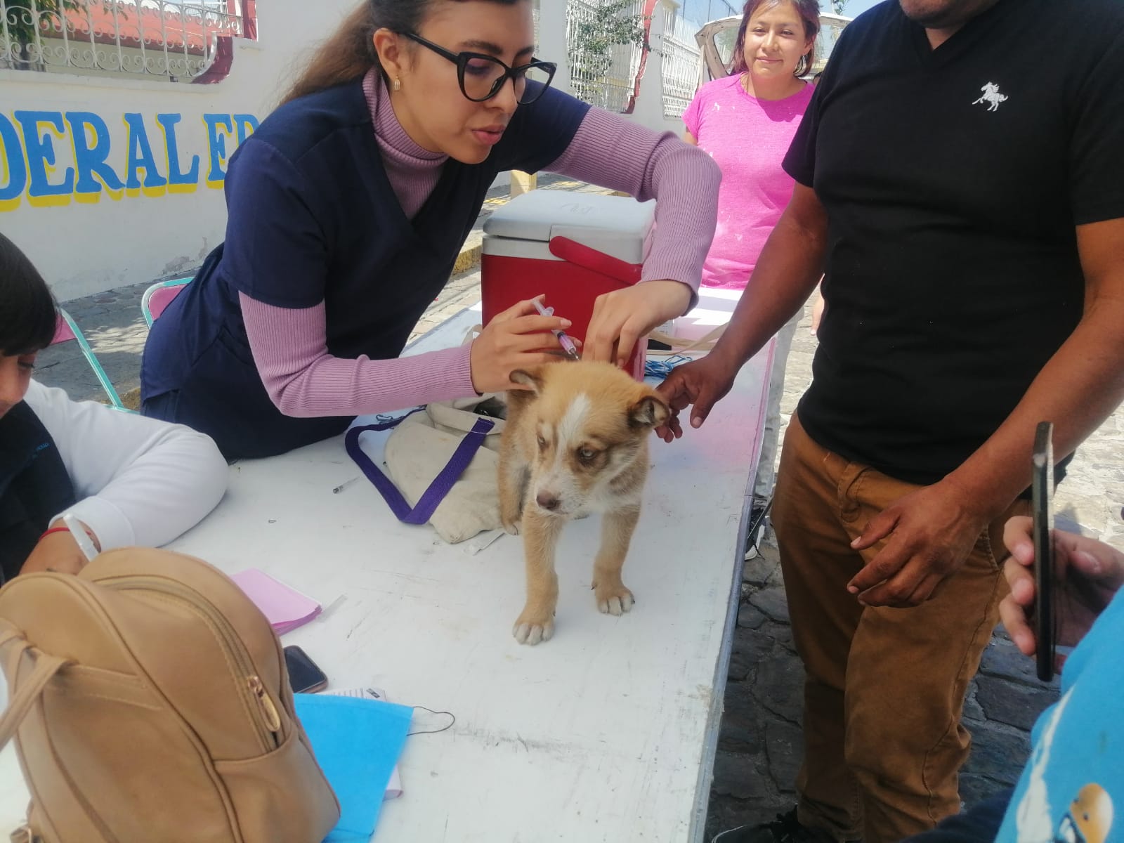 Edmundo Tlatehui acerca servicios municipales a San Francisco Acatepec