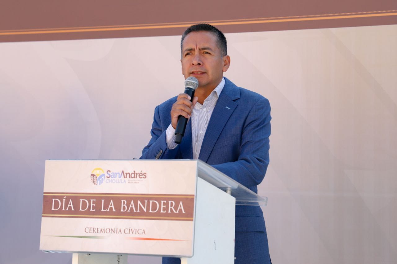 Encabeza Mundo Tlatehui ceremonia cívica en conmemoración por el Día de la Bandera 