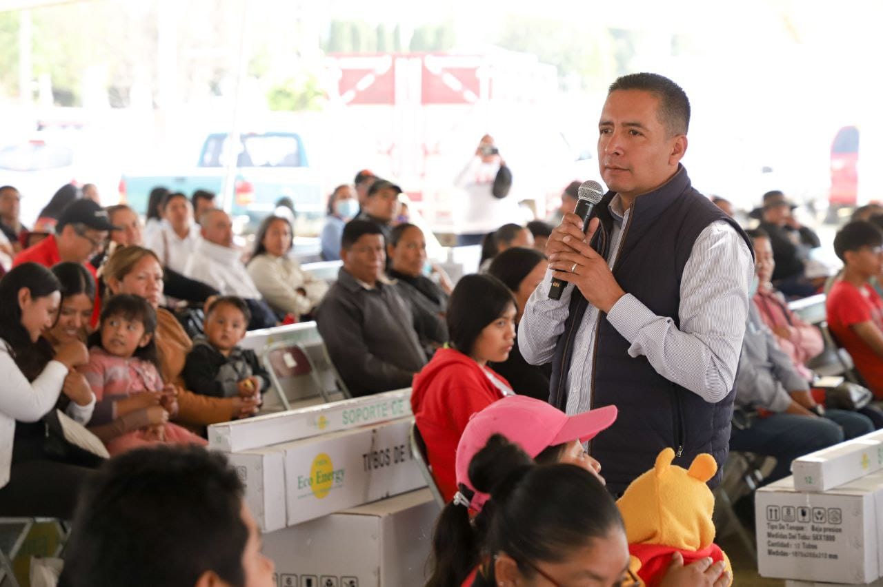 Entrega Mundo Tlatehui calentadores solares del programa Presupuesto Participativo 
