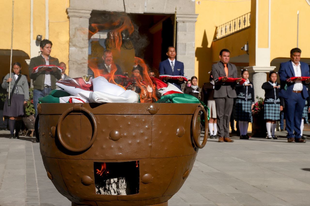 Asiste Mundo Tlatehui a ceremonia de incineración de banderas