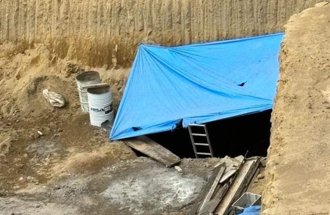 San Pedro Cholula, Pue.- El ciudadano Ricardo Mahuiztl manifestó la preocupación colectiva existente entre las y los pobladores cholultecas debido a la excavación de una gran celda en el relleno sanitario de San Juan Tlautla  La profundidad que presenta esta es de alrededor de 25 metros, donde se pretende acumular basura a pesar de haber encontrado agua en su interior.  Pobladores de los municipios de San Pedro Cholula, Calpan y Juan Crisóstomo Bonilla han exigido el cierre definitivo del tiradero de residuos sólidos, argumentando que este contamina el agua de la región, además de operar a cielo abierto en suelo cholulteca.  Durante el "Martes Ciudadano", y tal como se acordó en asamblea efectuada el día anterior con autoridades municipales, se presentaron un grupo de ciudadanos con la alcaldesa Paola Angon Silva, para hacer entrega de una serie de documentación entre la que destaca cientos de firmas de ciudadanos inconformes por dicho relleno.  Espacio que recibe basura de 22 municipios poblanos, así como residuos peligrosos provenientes de la Ciudad de México, y otro tipo de basura de Oaxaca y Chiapas.  Los inconformes entregaron un oficio respaldado por más de quinientas firmas de habitantes de las tres jurisdicciones afectadas, señalando que el tiradero está contaminando el agua de la zona. Además, han solicitado al Ayuntamiento de San Pedro Cholula el cierre definitivo del relleno sanitario, ya que en este territorio se lleva a cabo la excavación y la autoridad local recientemente clausuró los trabajos.  Por su parte la primera regidora Angon Silva dejo saber que estos documentos se entregarán a las autoridades correspondientes, en este caso estatal, y que como gobierno han hecho su parte y estará pendiente de que se cumpla la ley a fin de evitar daños a las y los pobladores.