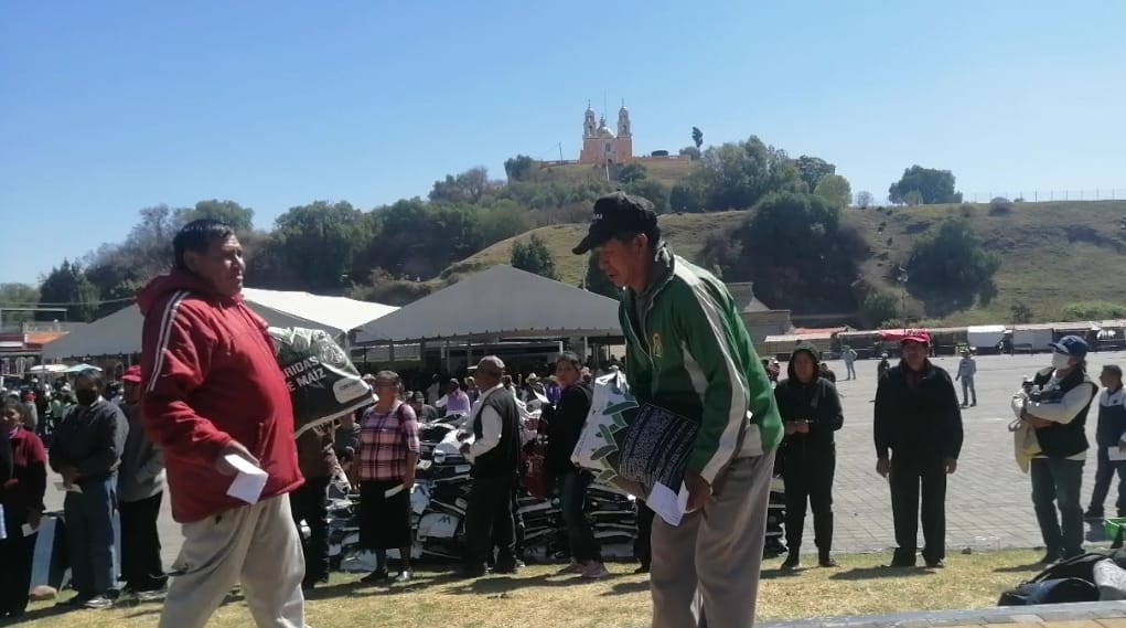 Gobierno de Paola Angon beneficia a más de 450 agricultores cholulatecas con fertilizantes