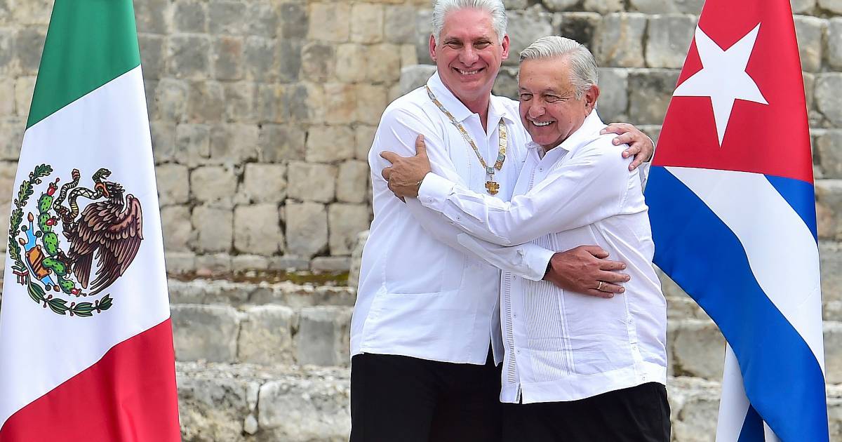 Gobierno de México contrata 2,700 médicos especialistas de Cuba