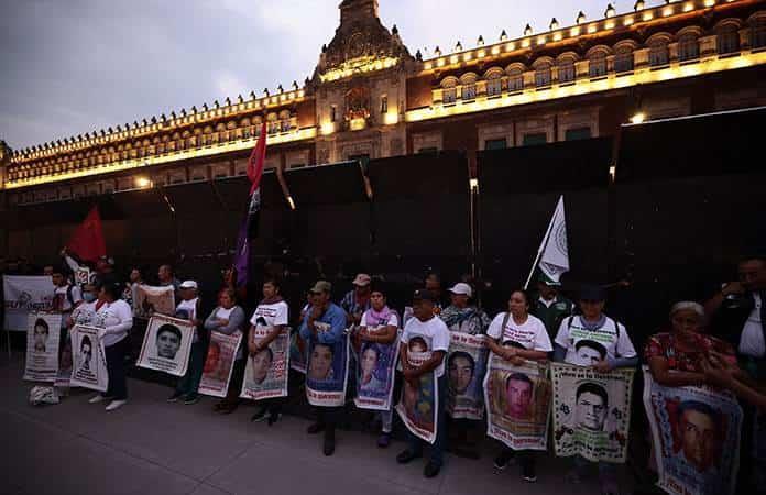 El presidente de México se compromete a hablar con transparencia a familiares de los 43 de Ayotzinapa  