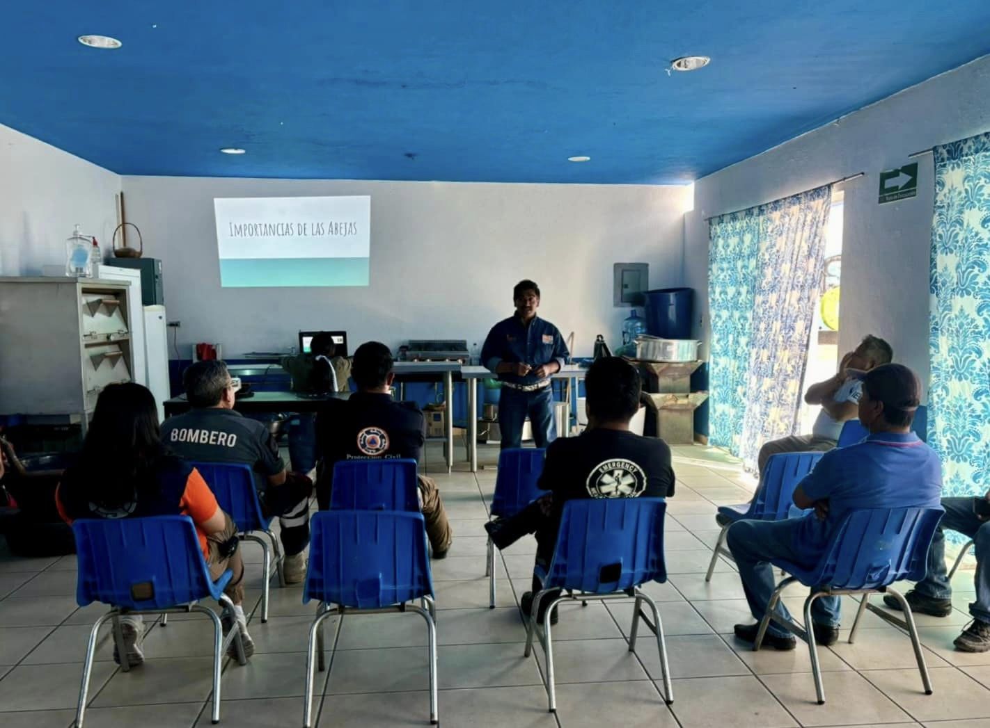 Capacitan a bomberos en San Andrés Cholula para protección de abejas