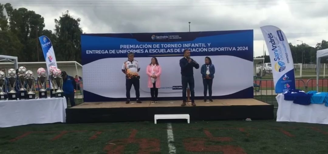 Edmundo Tlatehui entrega uniforme y premia a ganadores del torneo de futbol San Andrés Cholula 2024