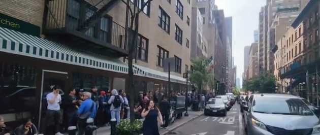 Miles mexicanos hacen largas filas para ejercer su voto desde el extranjero 