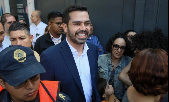 El candidato a la presidencia Álvarez Máynez ejerce su voto 