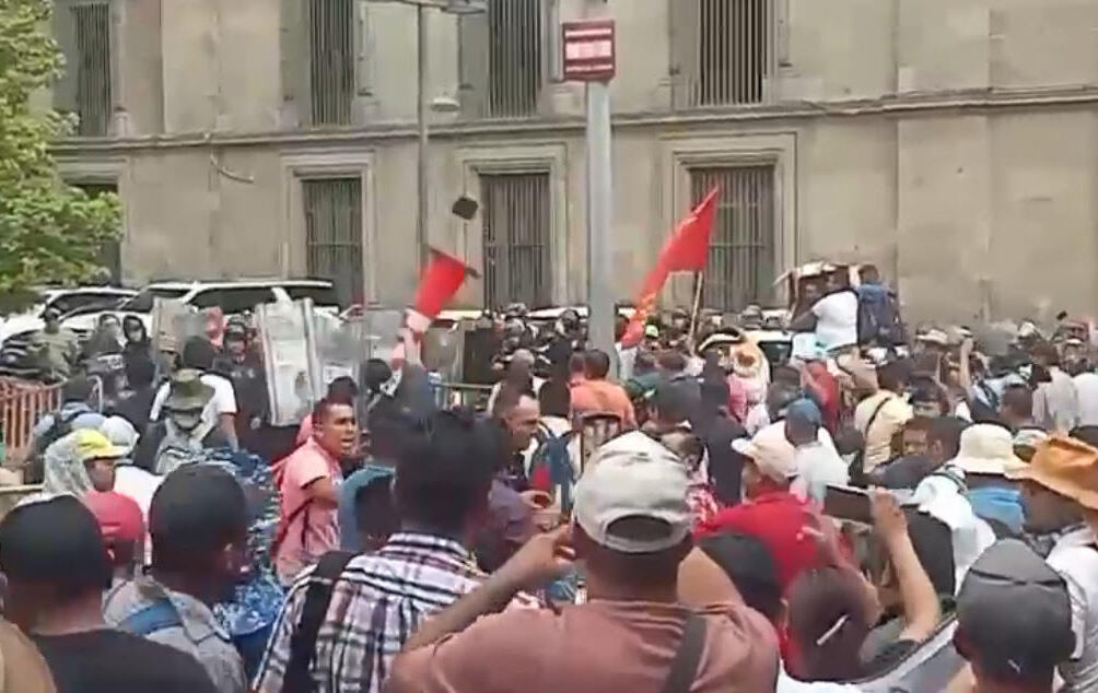 CNTE rompe vidrios de Palacio Nacional