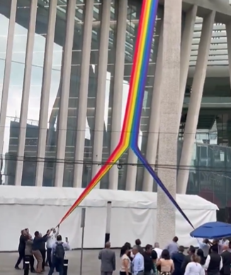Sindicato de Infonavit destroza bandera LGBT+
