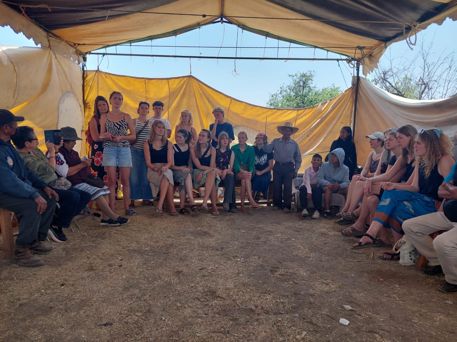 Escuela danesa visita plantón en relleno sanitario de Xoxtla para denunciar contaminación 