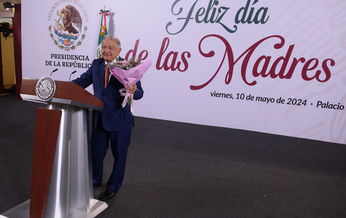 AMLO festeja el día de las madres en la mañanera 