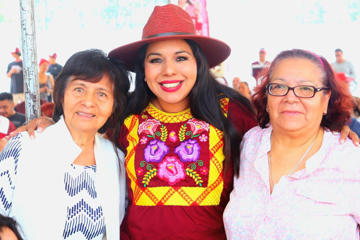 Tonantzin Fernández firma compromisos con vecinos del Infonavit Santiago en San Pedro Cholula