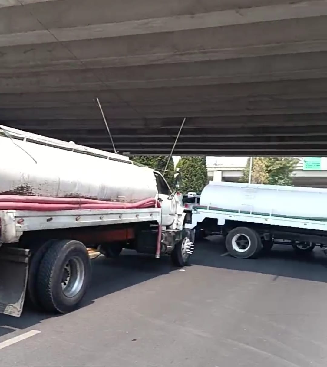 Bloquean operadores de pipas de agua vialidades en protesta por cierre de pozos 
