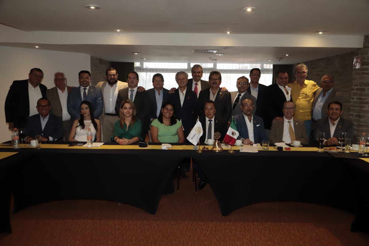 Berenice Porquillo presenta propuestas ambientales a Club de Rotarios