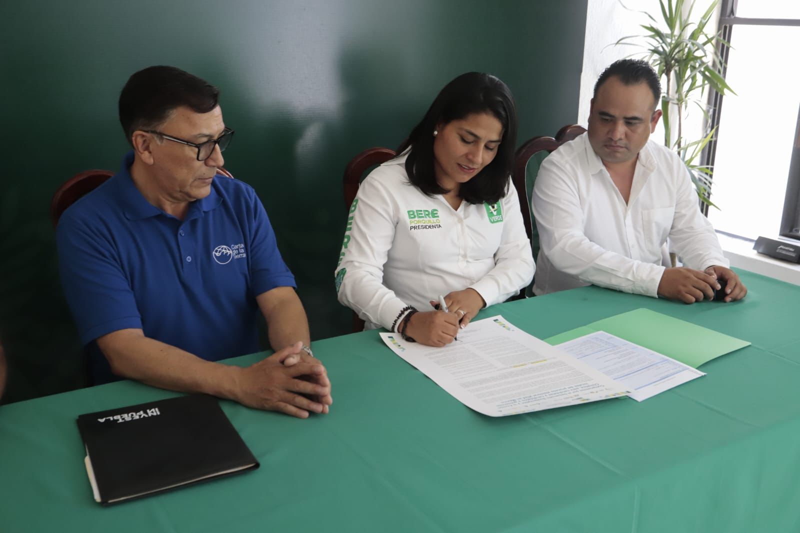 Berenice Porquillo firma compromiso por el desarrollo sustentable y la acción climática