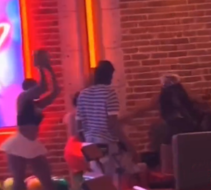 Mujer lanza una bola de boliche a la cabeza de otra joven 